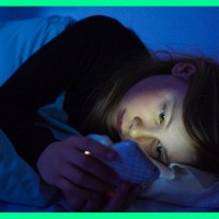 smartphone a letto, luce blu dannosa