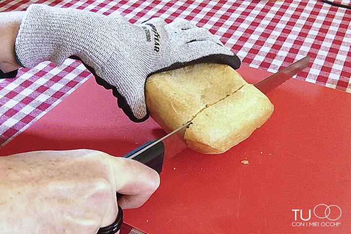 taglio del pane con guanto
